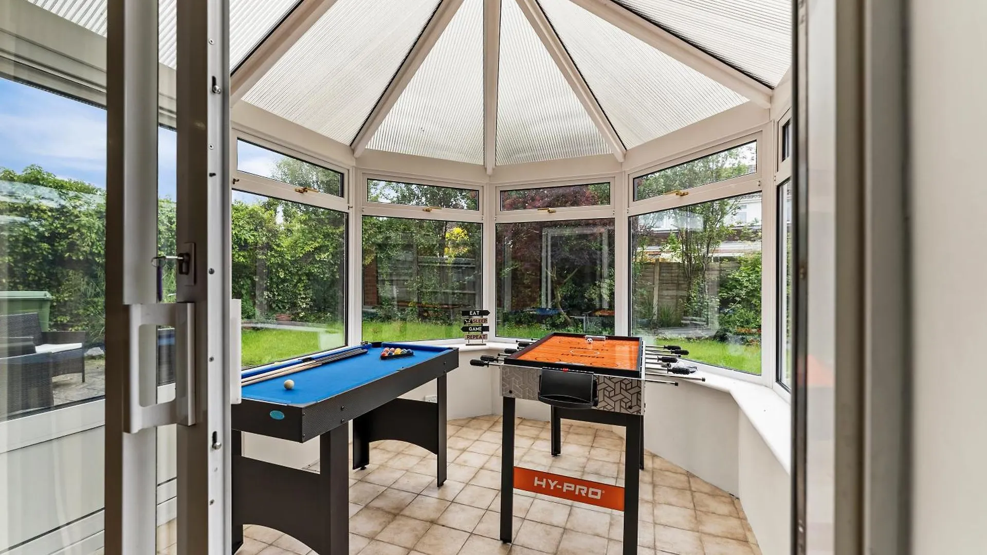 Spacious 5-Bedroom Home In Cheltenham GLOUCESTERSHIRE Holiday home