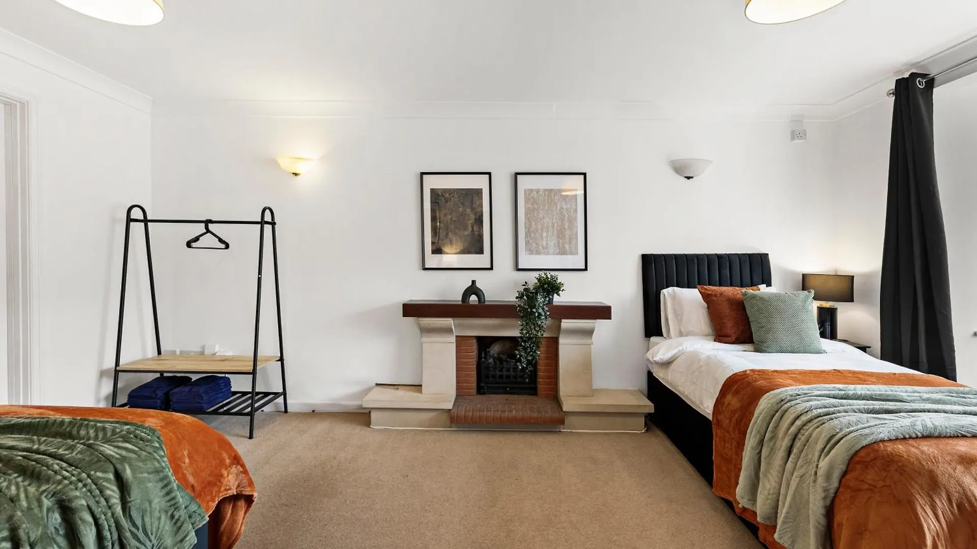 Spacious 5-Bedroom Home In Cheltenham GLOUCESTERSHIRE Holiday home