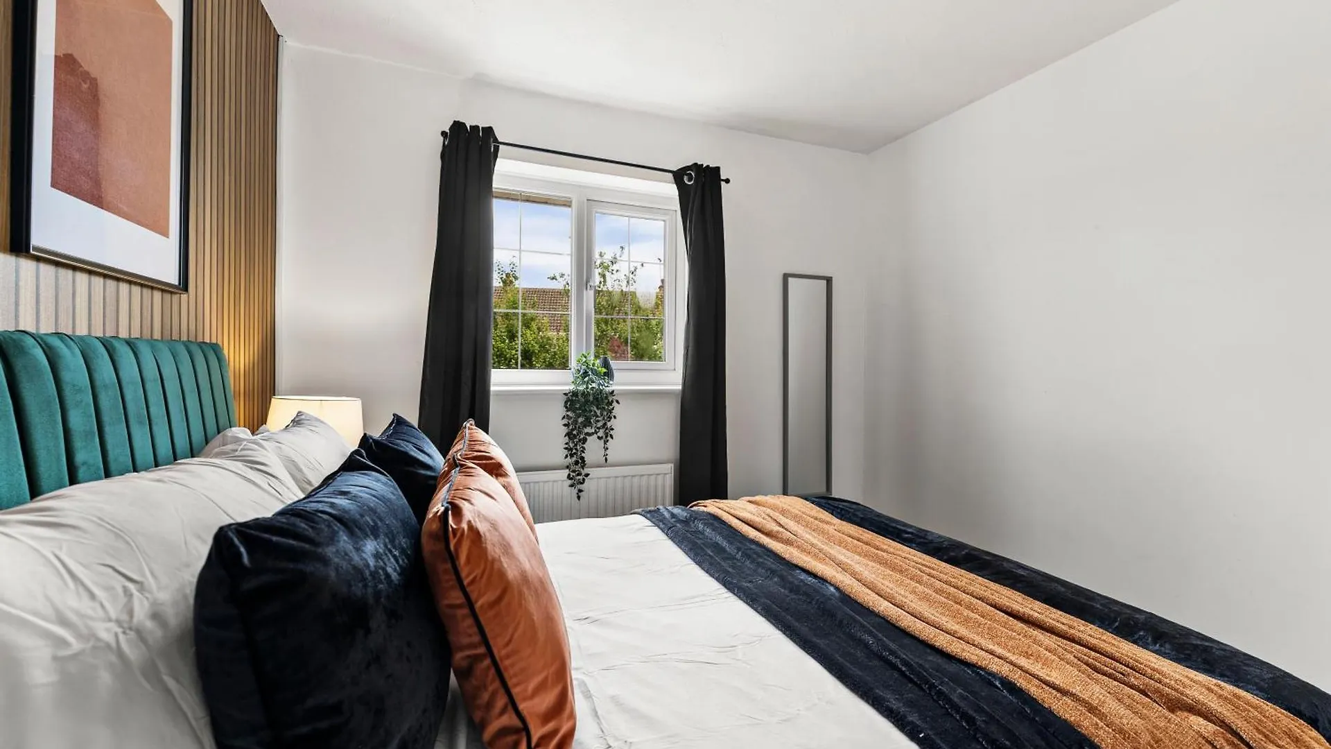 Spacious 5-Bedroom Home In Cheltenham GLOUCESTERSHIRE Holiday home