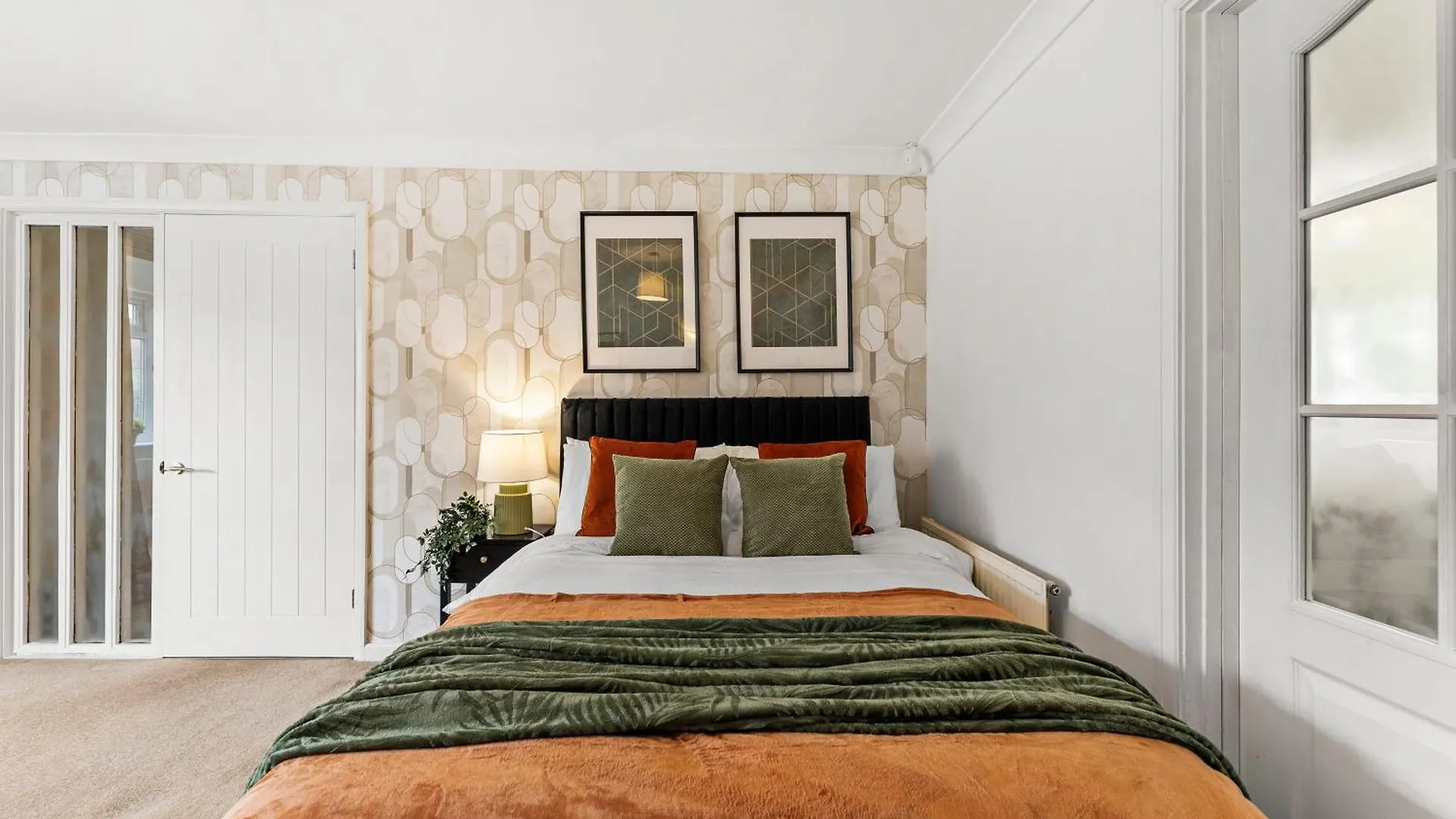 Holiday home Spacious 5-Bedroom Home In Cheltenham GLOUCESTERSHIRE