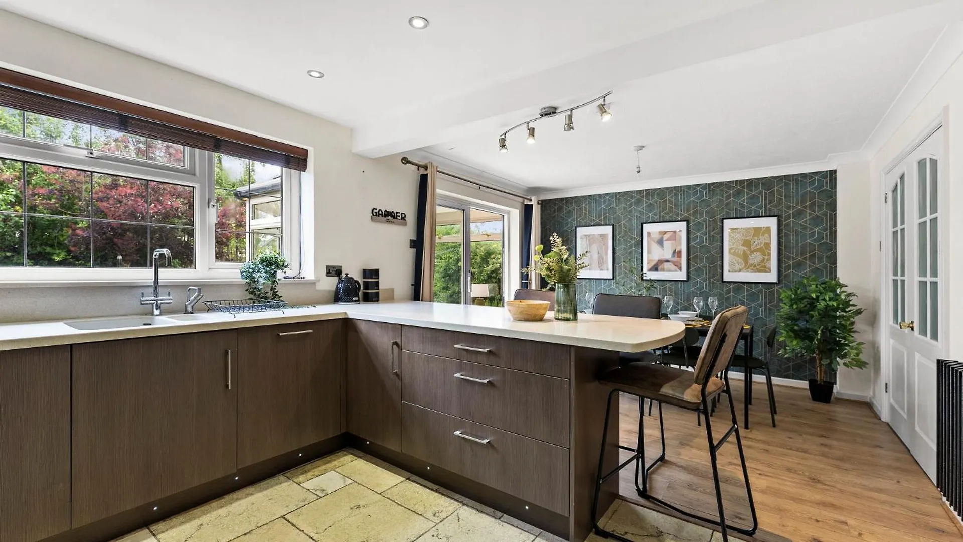 Holiday home Spacious 5-Bedroom Home In Cheltenham GLOUCESTERSHIRE