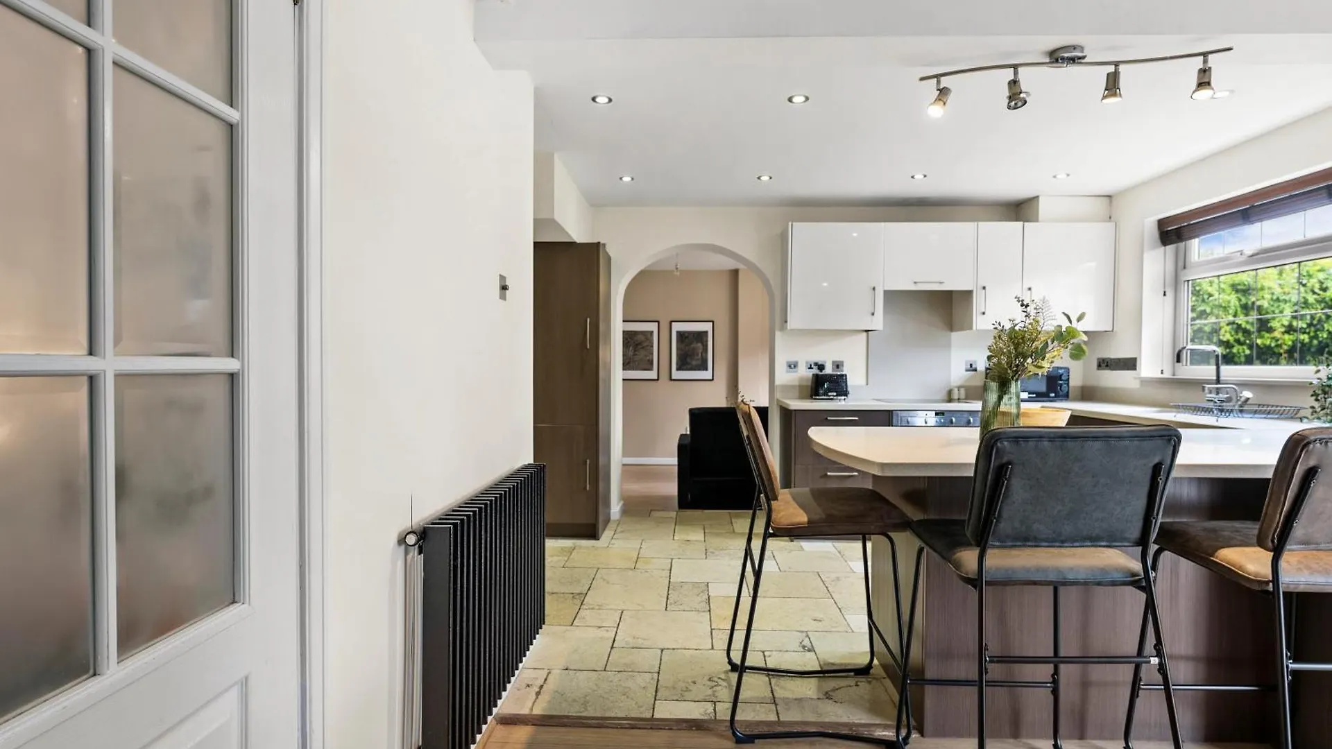 Spacious 5-Bedroom Home In Cheltenham GLOUCESTERSHIRE Holiday home